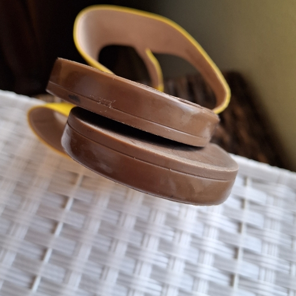 Kate Spade Cece Heart Yellow Patent Leather Thong Slip-On Sandals Women Size 7 - Picture 9 of 12